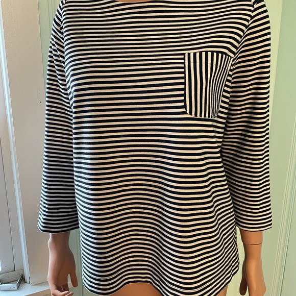 New listing *** Elle horizontal striped top b/ w xl - Picture 6 of 6